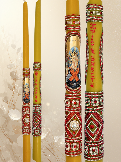 Ιερατική Πασχαλινή Λαμπάδα 65 εκ. – Κόκκινη Σύνθεση Στρας με Παράσταση Αναστάσεως